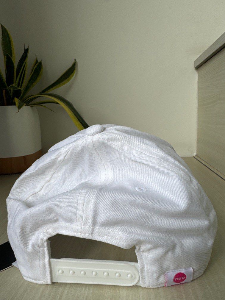 Cap (Category: Caps & Hats) located in Singapore. Submitted by rainbow_pot_of_gold (Listing ID 1337326639, Image 4). Description: .