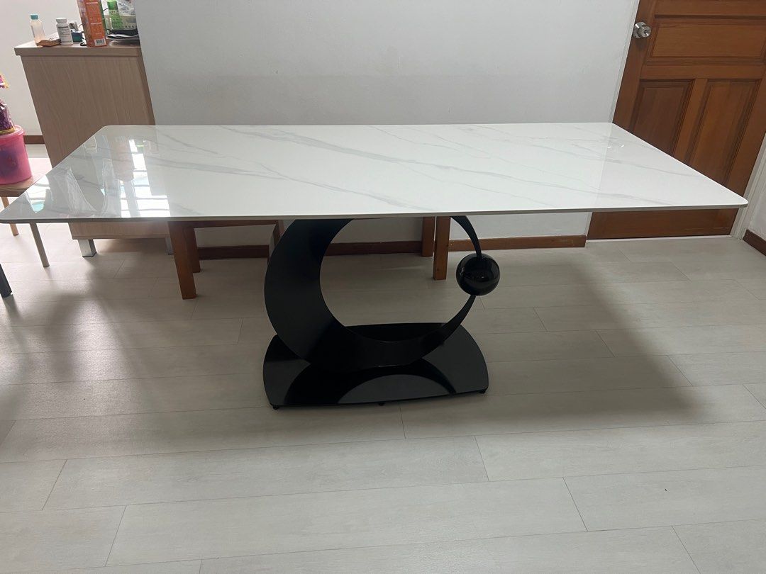 Dining Table (Category: Tables & Sets) located in Singapore. Submitted by fortune81 (Listing ID 1337251997, Image 2). Description: .