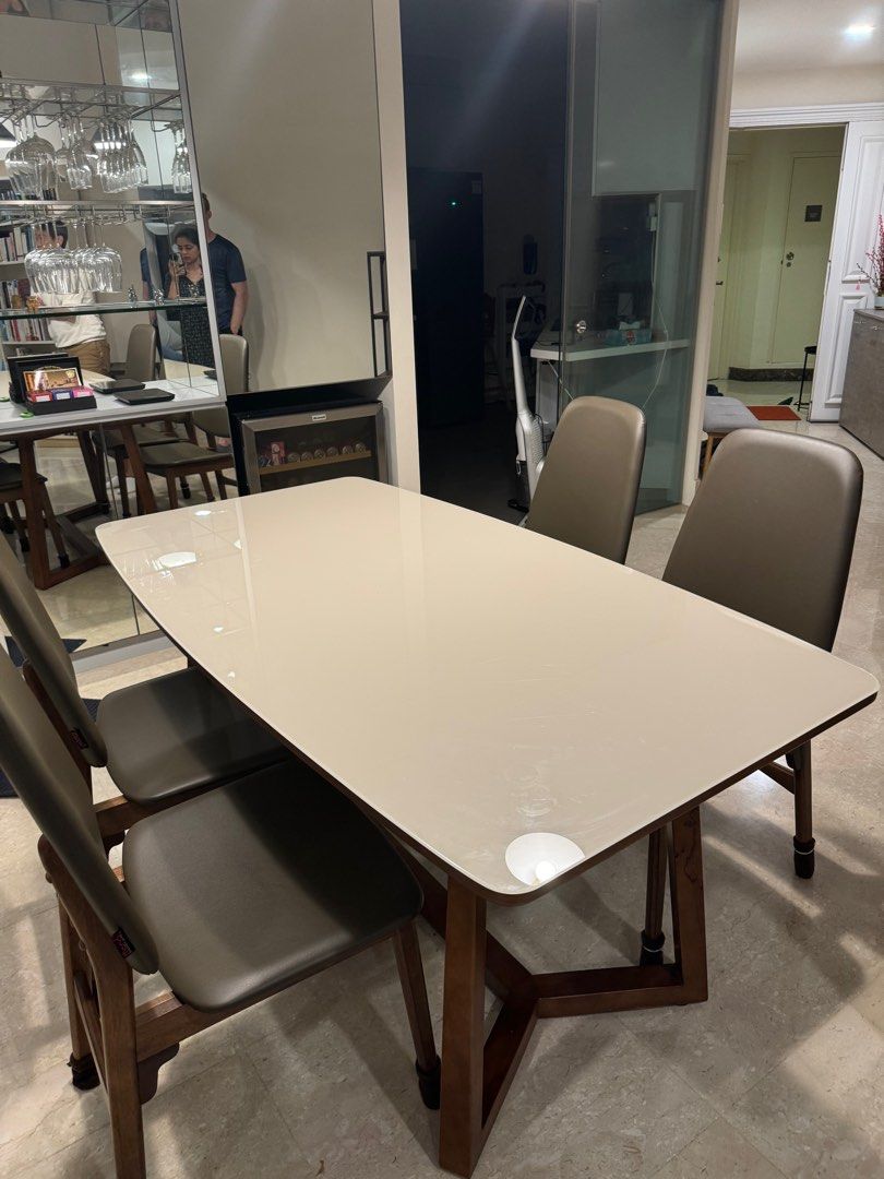 Dining Table (Category: Tables & Sets) located in Singapore. Submitted by 19ada (Listing ID 1337348981, Image 1). Description: .