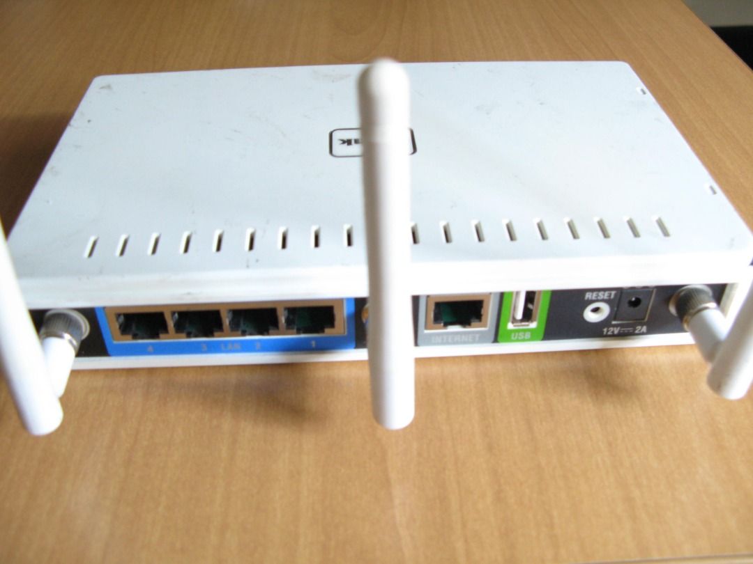 D-Link DIR-655 (Category: Networking) located in Manila. Submitted by mil.choi (Listing ID 1337325428, Image 3). Description: D-Link DIR655 (defective unit) Unit turns on with blue light blinking. Possibly can be repaired but not sure. If not, antennas can be used on other units as well as power adaptor Location San Juan City. Item for pickup. Thank you for viewing the post!.