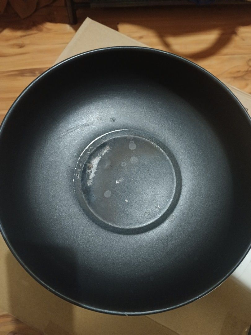 ELECTRIC FRYING PAN (Category: Other Kitchenware & Tableware) located in Quezon City. Submitted by psychie09 (Listing ID 1337299016, Image 3). Description: Selling my pre loved electric frying Pan. Very convenient lalo sa mga nag dodorm. issue: See the last pic. May part lang ng black ang natanggal para sa non stick but all in all still working. RFS: Upgrade to induction cooker meetup or delivery.