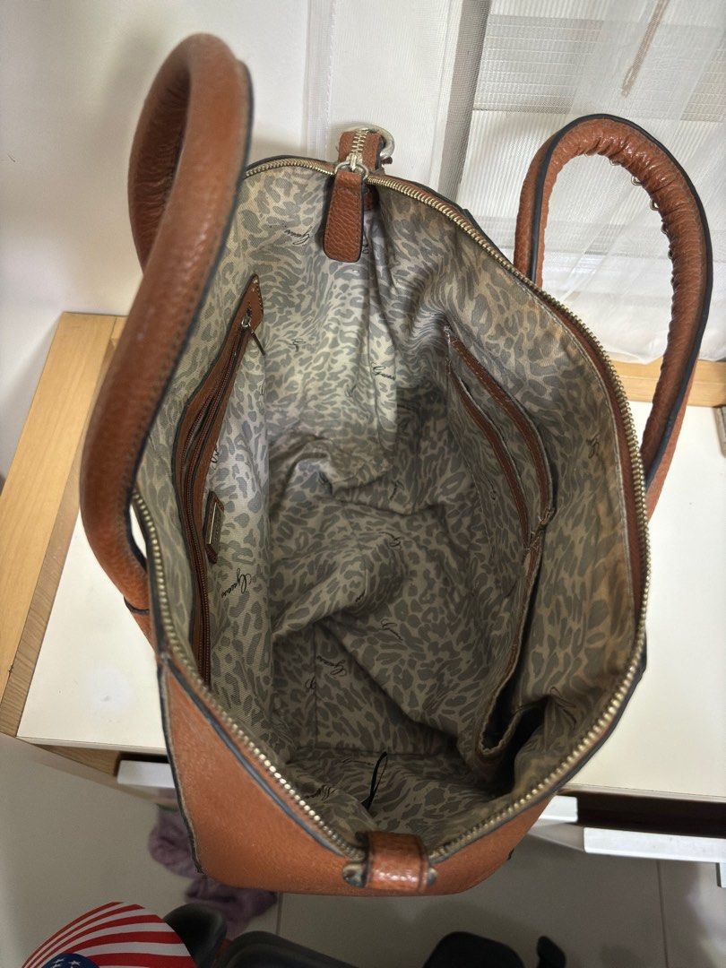 Guess Brown Handbag (Category: Shoulder Bags) located in Taguig. Submitted by johns_stuff (Listing ID 1337288273, Image 3). Description: Moderately big handbag .