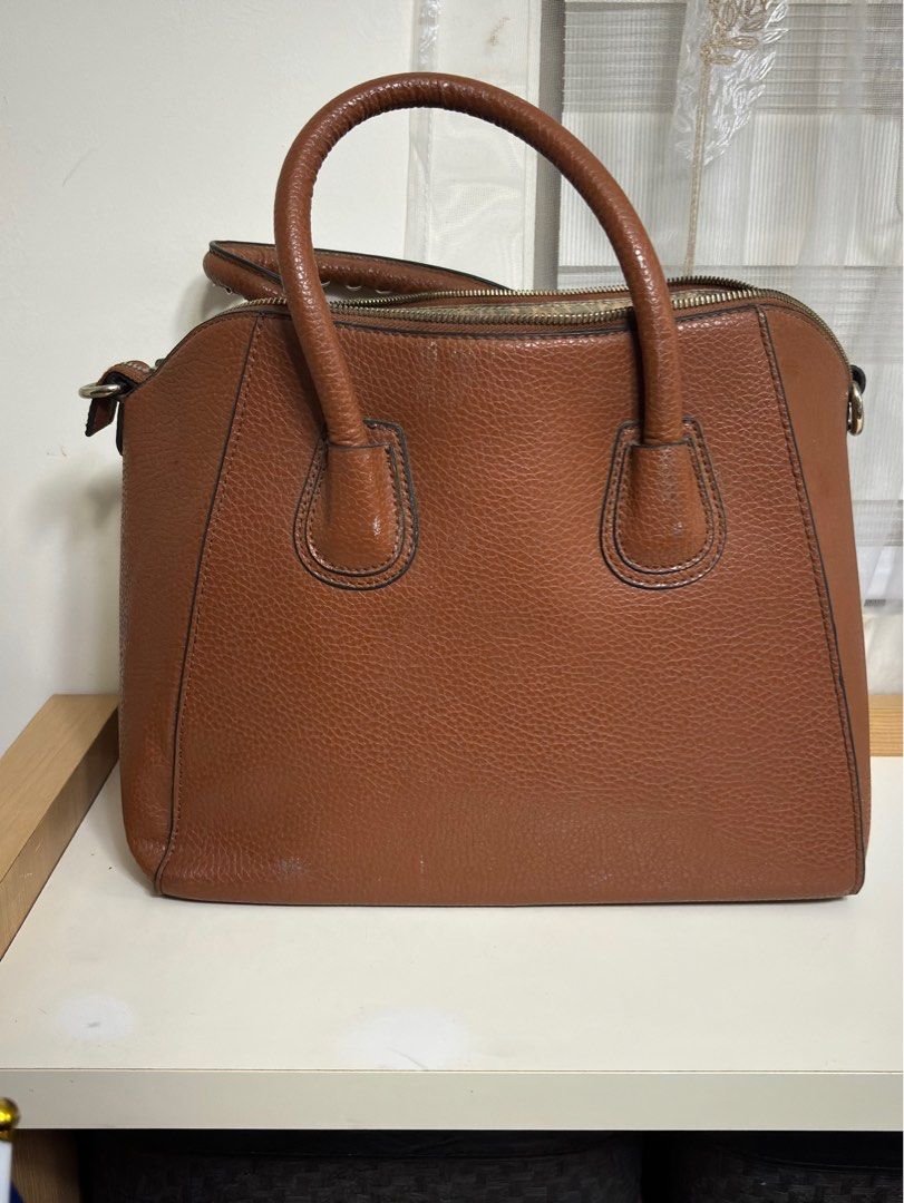 Guess Brown Handbag (Category: Shoulder Bags) located in Taguig. Submitted by johns_stuff (Listing ID 1337288273, Image 2). Description: Moderately big handbag .