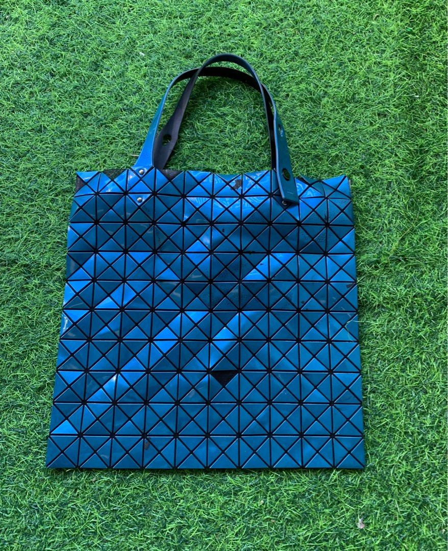 Issey Miyake Baobao Project Bag (Category: Luxury Bags & Wallets) located in General Trias. Submitted by zrchustle.604 (Listing ID 1337316410, Image 2). Description: May mga missing piece na sa design nya.
