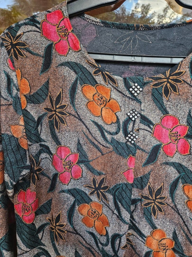 (L) Floral 3/4 Sleeve Top (Category: Longsleeves) located in Pasay City. Submitted by reccaaaa (Listing ID 1337289730, Image 2). Description: Size: Large to Semi XL Width: 19 inches Bust: up to 42 inches Length: 25 inches Other Details • no issues , no stains • complete details or bids in front • lightweight fabric RFS: Declutter Location: Pasay No return, no exchange.
