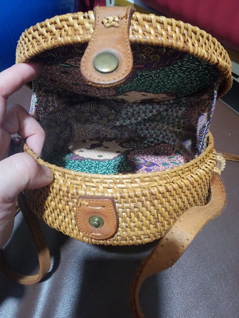 Rattan Round Bag from Bali #garagesale (Category: Beach Bags) located in Mandaluyong City. Submitted by cluttercleanup (Listing ID 1337366522, Image 3). Description: Never used bought as a souvenir.