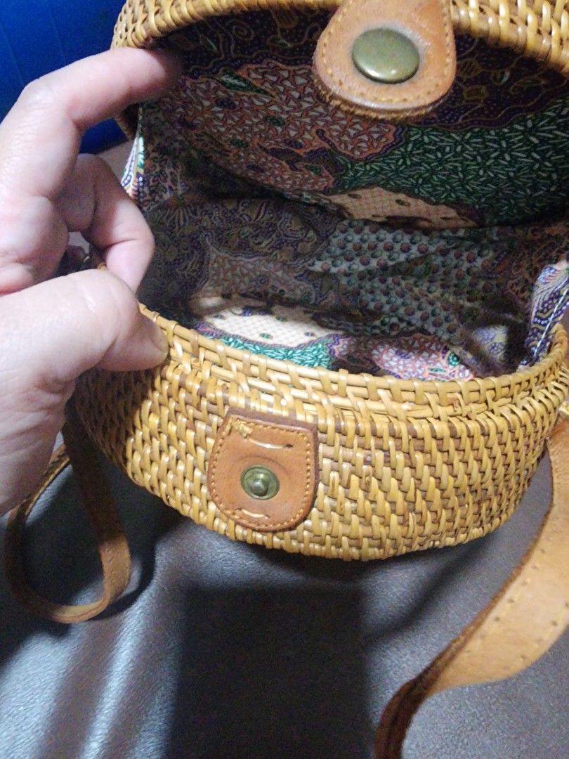 Rattan Round Bag from Bali #garagesale (Category: Beach Bags) located in Mandaluyong City. Submitted by cluttercleanup (Listing ID 1337366522, Image 2). Description: Never used bought as a souvenir.
