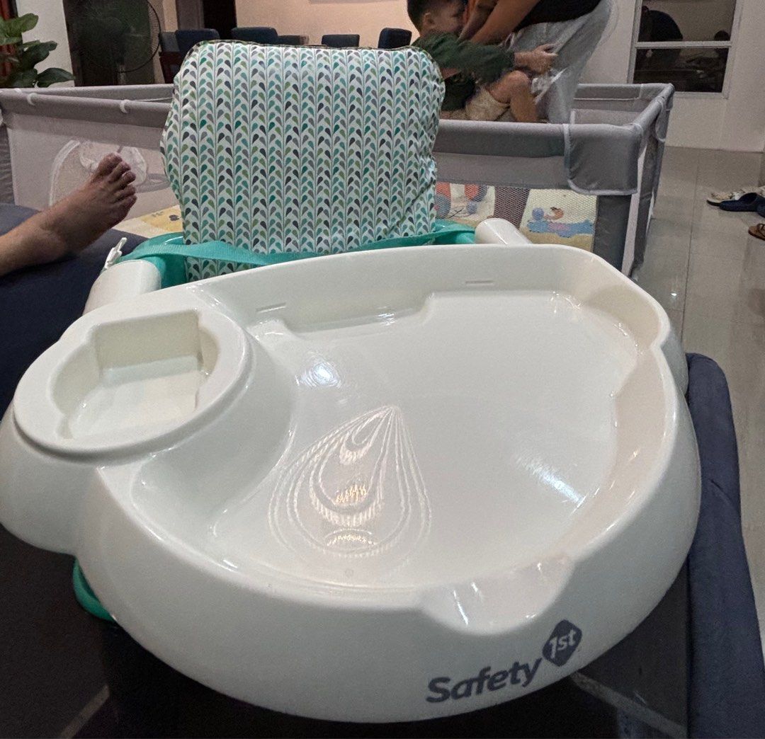 Safety 1st Meal time booster seat (Category: Weaning & Toddler Feeding) located in Mabalacat. Submitted by 17neil (Listing ID 1337356331, Image 3). Description: Foldable and Removable Tray.