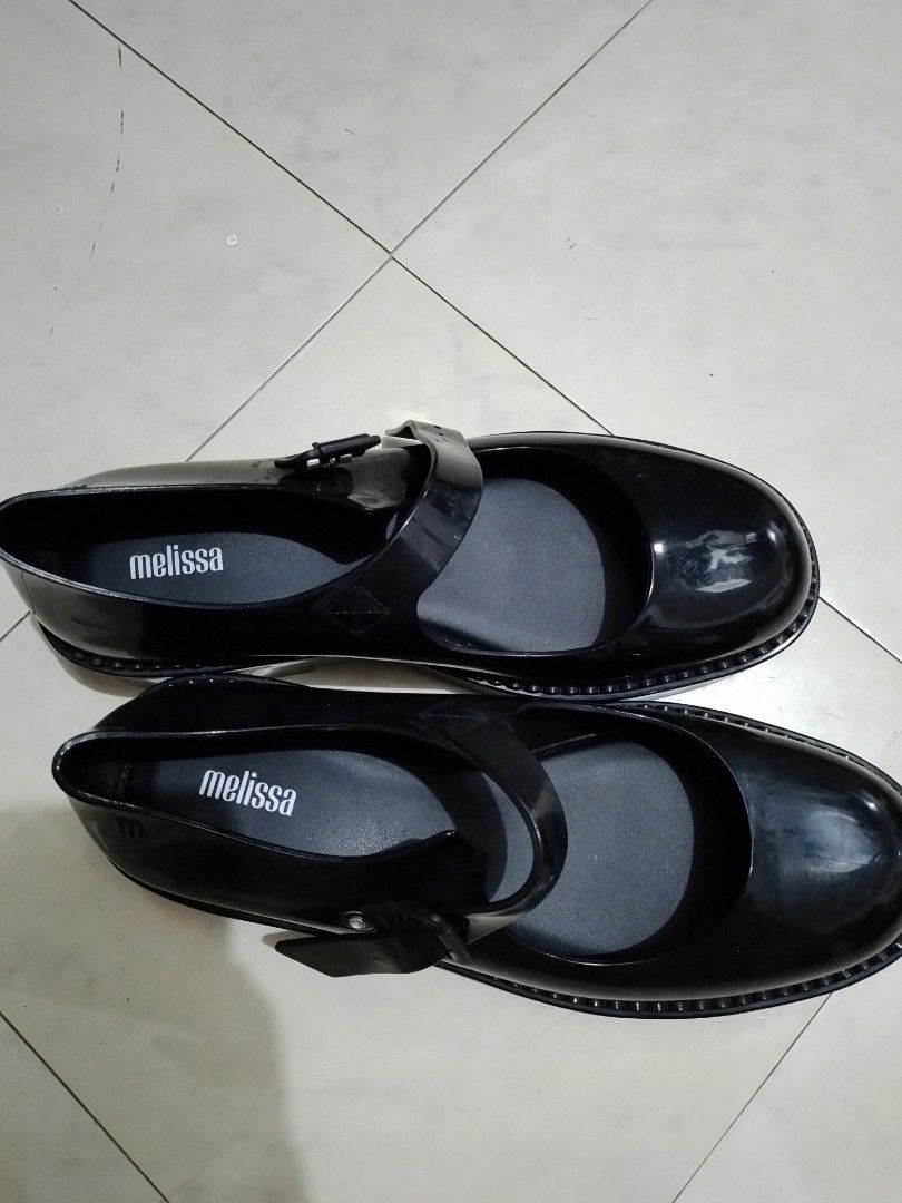 School shoes (Category: Flats & Sandals) located in Paranaque City. Submitted by simplymirakel (Listing ID 1337364693, Image 1). Description: like new.