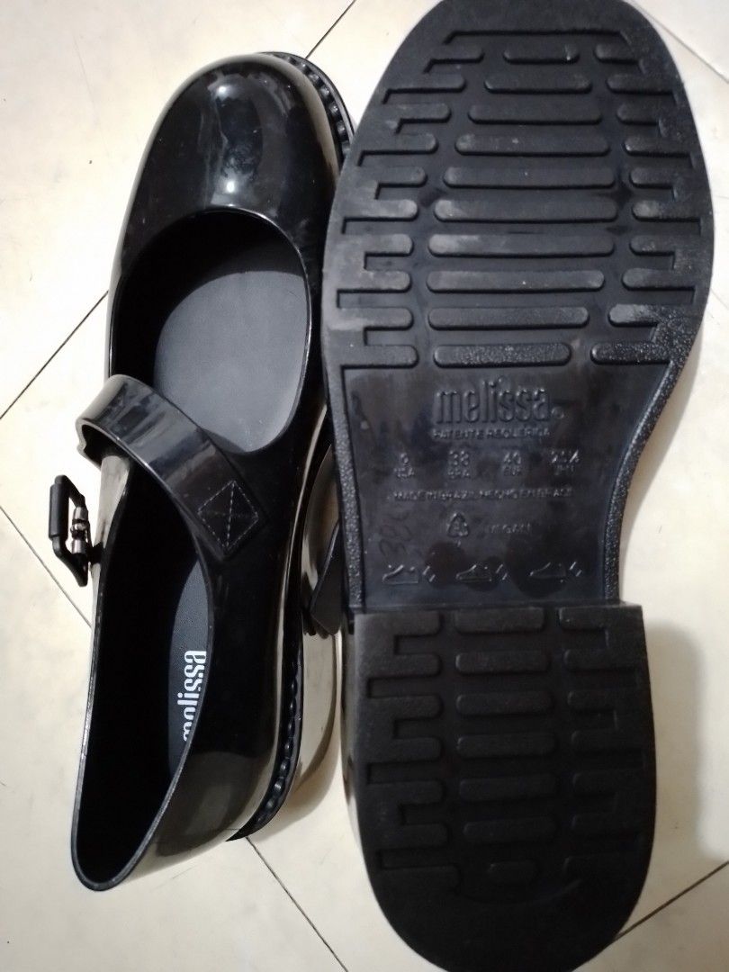 School shoes (Category: Flats & Sandals) located in Paranaque City. Submitted by simplymirakel (Listing ID 1337364693, Image 2). Description: like new.
