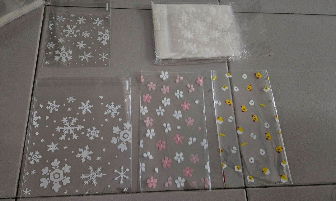 Small packaging (Category: Craft Supplies & Tools) located in Singapore. Submitted by veron9 (Listing ID 1337334182, Image 1). Description: -Christmas snowflake design 10x13cm & 14x18cm - Sakura flower blossom design / chicks and egg design 10x18cm good for packing sweets , small soft toys, key chains, little gifts in a bag.
