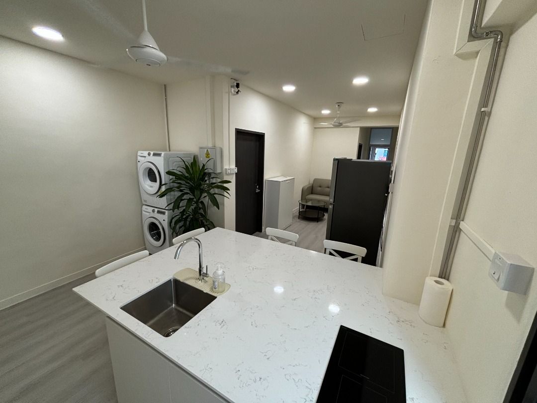 Newly Renovated Room @ City Fringe near CBD, SMU, Raffles Hospitals, Aperia (EW11, DT22, DT23, NE8 MRT stations w/in 11 min walk)63226716776961114