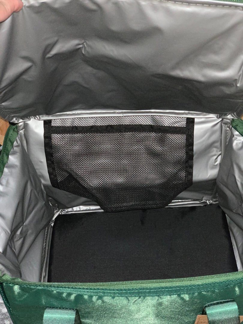 Starbucks Cooler Bag Taiwan Release (Category: Food Organization & Storage) located in Makati City. Submitted by mgjdv16 (Listing ID 1337399066, Image 2). Description: 30x25x26 cm.