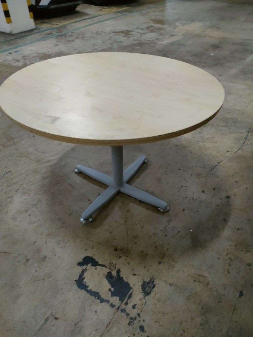 Table kayu solid (Category: Tables & Sets) located in Kuala Lumpur. Submitted by nikazmi1982 (Listing ID 1337361084, Image 1). Description: .