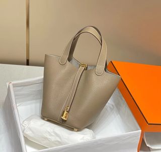 (Category: ) located in . Submitted by fashionbags01 (Listing ID 1337302649, Image 1). Description: .