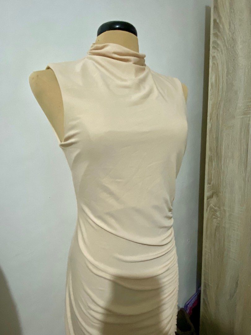 ZARA Halter Neck Long Dress (Category: Dresses) located in Manila. Submitted by whalien52ph (Listing ID 1337404412, Image 3). Description: Name: ZARA Halter Neck Collar Dress with Side Rushing Fabric Composition: Inner: 100% Polyester Outer: 95% Polyester + 5% Spandex Elasticity: Slightly stretch Size: S Color: Beige No Hang Tags since I used the item already Suitable for Formal Occasions Suitable for girls with long torso Used once for a friend’
