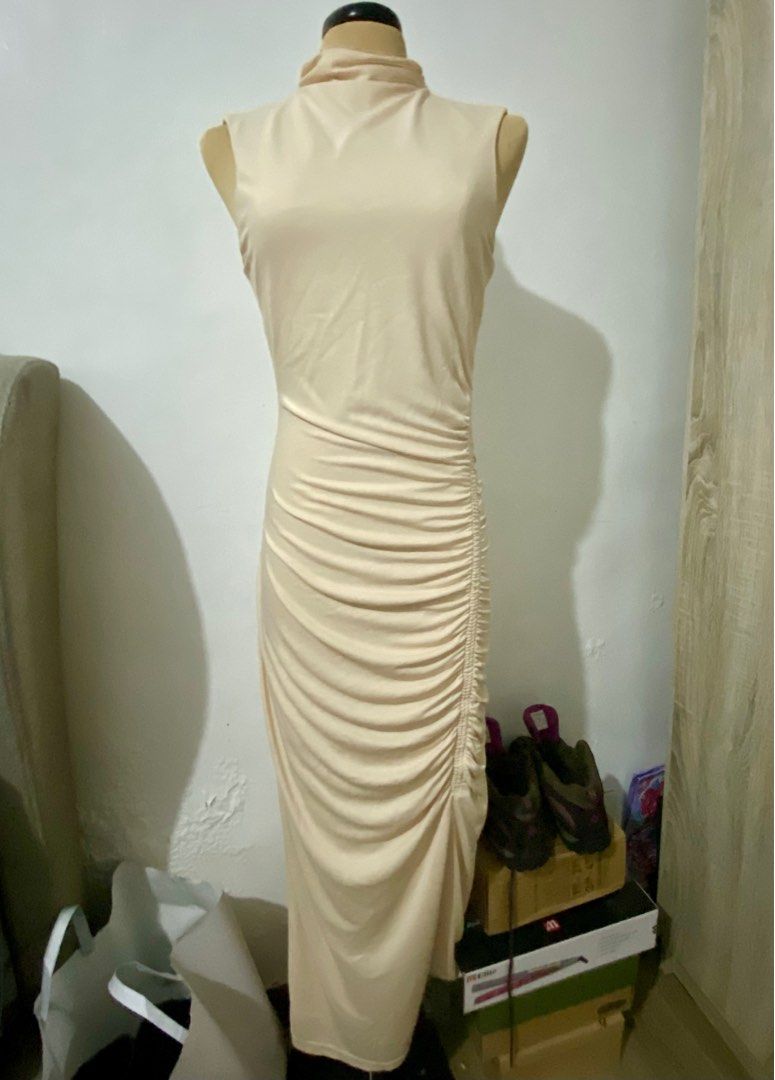 ZARA Halter Neck Long Dress (Category: Dresses) located in Manila. Submitted by whalien52ph (Listing ID 1337404412, Image 2). Description: Name: ZARA Halter Neck Collar Dress with Side Rushing Fabric Composition: Inner: 100% Polyester Outer: 95% Polyester + 5% Spandex Elasticity: Slightly stretch Size: S Color: Beige No Hang Tags since I used the item already Suitable for Formal Occasions Suitable for girls with long torso Used once for a friend’