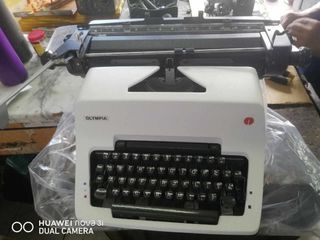 13carriage Olympia manual typewriter