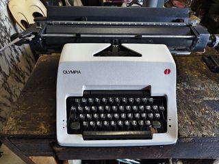 18carriage Olympia manual typewriter
