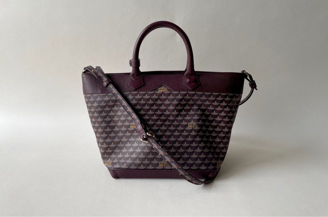 97% NEW FAURE LE PAGE CARRY ON 22 (Category: Luxury Bags & Wallets) located in Taguig. Submitted by sweetluxuryph (Listing ID 1337579274, Image 1). Description: 💯 GUARANTEED AUTHENTIC ✨58,000✨ Store Price 100,000 Plus Ecailles Maison Signature Canvas Grained Calfskin Leather Silver Tone Hardware Dimensions-9.5”x8.5”x7” Wing Tip to Tip-15” Handle Drop-3.5” Adjustable & Detachable Strap Mint Condition, Rank A-SA .