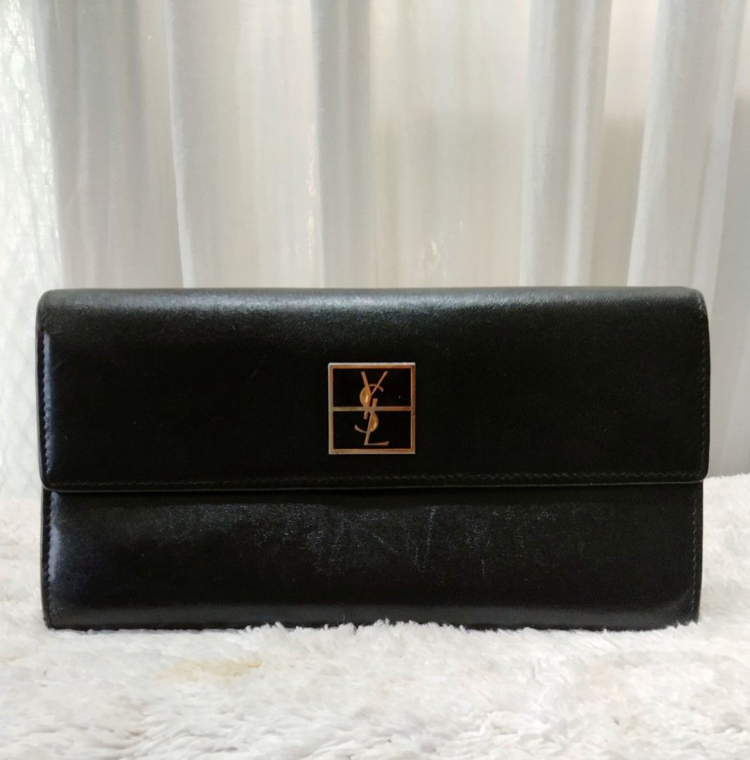 Authentic YSL (Category: Luxury Bags & Wallets) located in Dasmarinas. Submitted by derliederr63522 (Listing ID 1337499986, Image 1). Description: Genuine leather long wallet black size width 20cm height 10cm Please like and follow my Fb page. Ty Shop with Derlie's.