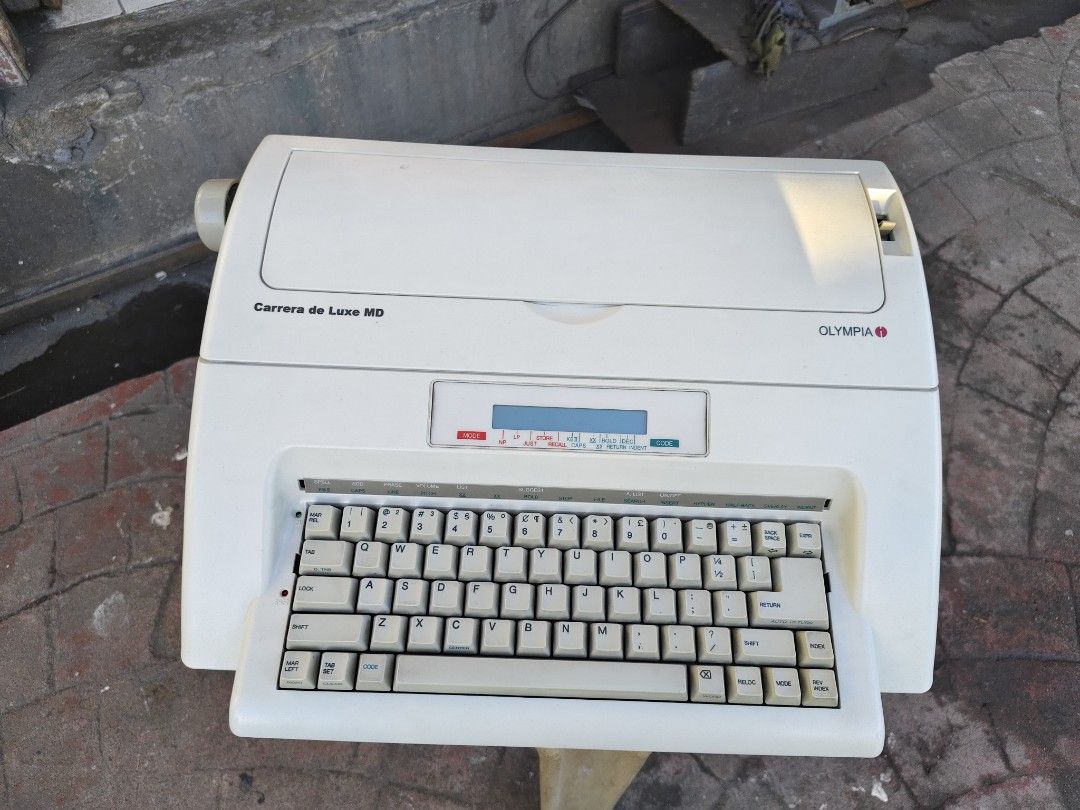 Carrera deluxe MD electronic Olympia typewriter (Category: Community) located in Manila. Submitted by tagaberick37031 (Listing ID 1337584958, Image 2). Description: Carrera deluxe MD electronic typewriter Olympia running condition and good quality pm lang Ako.