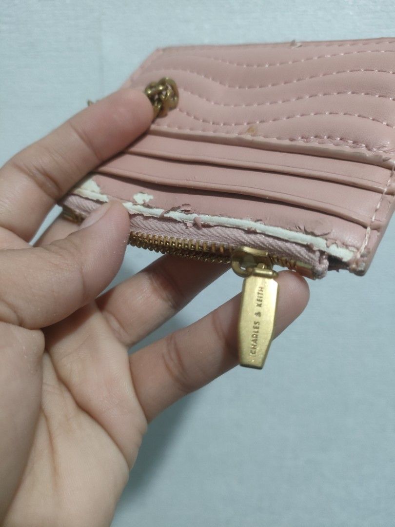 Charles & Keith Coin Purse (Category: Luxury Bags & Wallets) located in Pasig City. Submitted by igustnik (Listing ID 1337580886, Image 2). Description: SEE PICS FOR HONEST FLAWS WHAT U SEE IS WHAT YOU'LL GET BAWAL SA MAARTE ORIGINAL NO BOX YAN LANG FLAWS.
