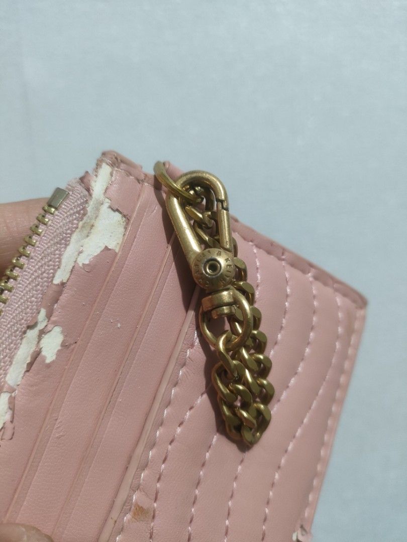 Charles & Keith Coin Purse (Category: Luxury Bags & Wallets) located in Pasig City. Submitted by igustnik (Listing ID 1337580886, Image 3). Description: SEE PICS FOR HONEST FLAWS WHAT U SEE IS WHAT YOU'LL GET BAWAL SA MAARTE ORIGINAL NO BOX YAN LANG FLAWS.
