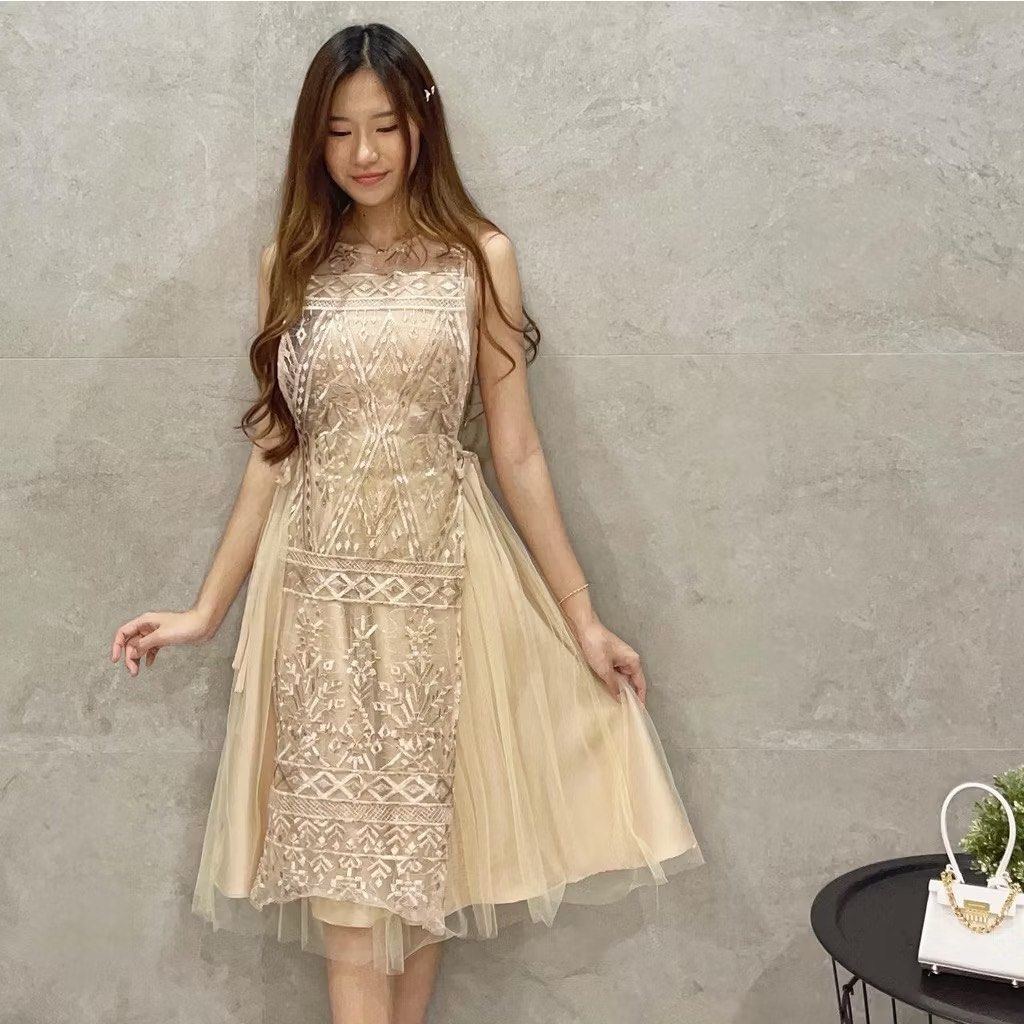 Dress Pesta Warna Gold, Fesyen Wanita, Pakaian Wanita, Gaun & Rok di  Carousell