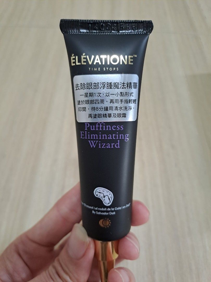Elevatione （分類：健康及美容 - 眼部護理）位於 Hong Kong。 由 fannydot 提交（商品編號 1337453167，圖片 3）。簡介： 現貨3支；有效期2027年 $1200@ ⚠️ 順豐到付或屯門面交( 三支包郵) 去除眼部浮腫魔法精華 30ml 👀去眼袋細紋黑眼圈消腫 絕對 冇問題 🌟一星期一次 敷8分鐘後可清洗 *這款眼霜具有即時的效果，可立即減少眼袋的出現。這款強效配方富含 Eyeliss™ 專利複合物、透明質酸、荷荷巴籽、葡萄籽和薑根萃取物，有助於明顯軟化和均勻眼部周圍的膚色。這款眼霜在使用後幾分鐘內即可幫助減少浮腫並平滑膚色。。
