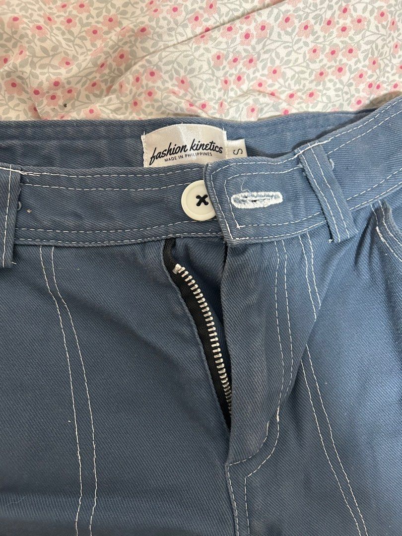Fashion Kinetics Cargo Pants (Category: Other Bottoms) located in Las Pinas. Submitted by flrmz (Listing ID 1337558034, Image 3). Description: Bought from carousell but it doesn’t fit..