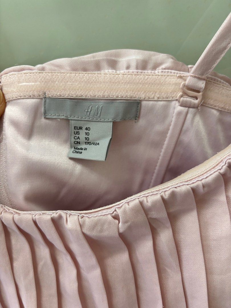 H&M 暗粉紅色晚裝裙 （分類：晚裝）位於 Hong Kong。 由 nichol2016 提交（商品編號 1337436355，圖片 3）。簡介： H&M 晚宴裙 95%新 （未穿過，已剪牌） Size：40 胸寬：40cm, 衣長：75cm(胸到裙腳) 單件買三送一，多買可議價 北角地鐵站或附近交收， 或順豐到付。
