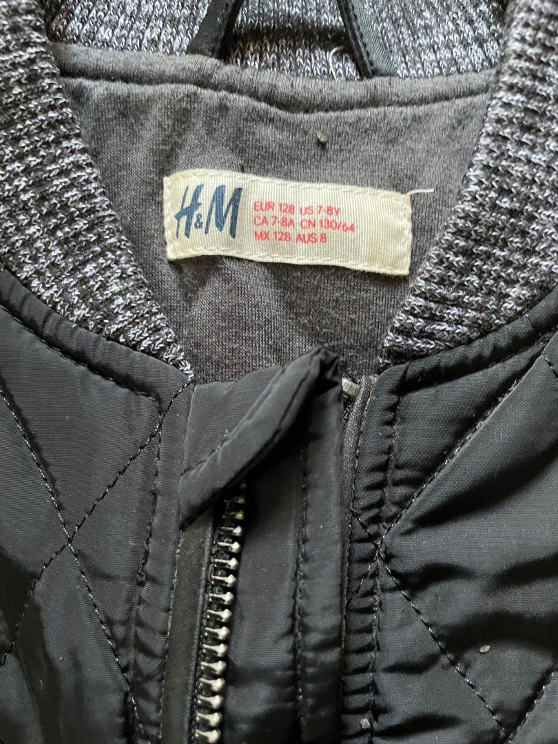 H&M quilted jacket (unisex) (Category: Coats, Jackets and Outerwear) located in Quezon City. Submitted by peachyps (Listing ID 1337449711, Image 2). Description: Can fit 7-8 years old . In very good conditikn.