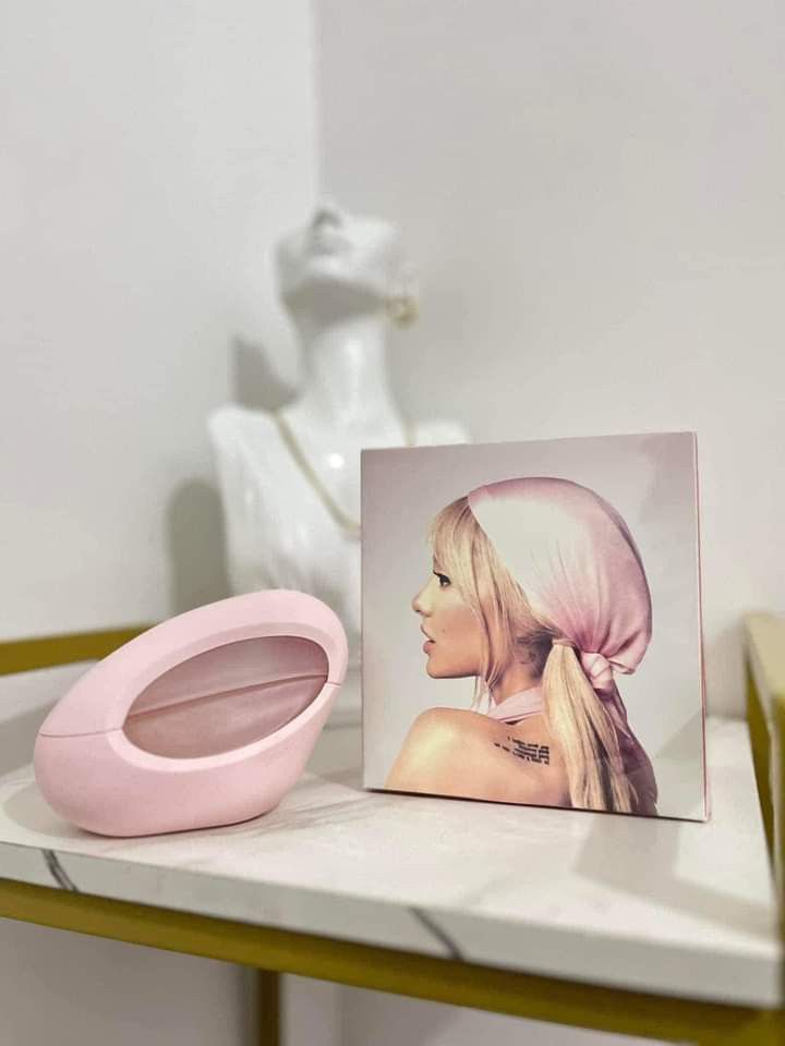 MOD BLUSH ARIANA GRANDE US TESTER (Category: Fragrance & Deodorants) located in Manila. Submitted by sashaclaires.x.x (Listing ID 1337482819, Image 1). Description: brand new & sealed 🩷 same bottle, same box sa original US TESTER PERFUME oil base mabango! perfect pang gift 🫶🏻.