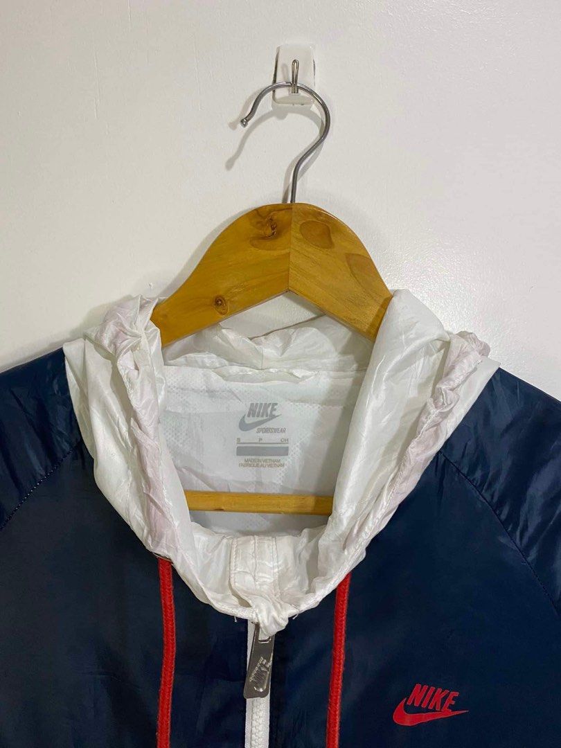 NIKE TWOTONE WINDBREAKER JACKET (Category: Coats, Jackets and Outerwear) located in Bacolod City. Submitted by _bc6101 (Listing ID 1337550111, Image 3). Description: NIKE TWOTONE WINDBREAKER JACKET SIZE SMALL TO MEDIUM ASNEW NO ISSUE 10/10 COLORATE SOLID NA SOLID.