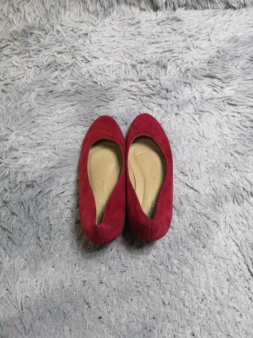 Rounded Toe Suede Red Leather Low Wedge (Category: Wedges) located in Santa Cruz. Submitted by jmy_surplus.2 (Listing ID 1337474423, Image 3). Description: Size ; 23cm Color ; Red Type ; Wedge Brand ; No brand Material ; Leather Style ; Red Low Wedge LR - 5 JMY 4.