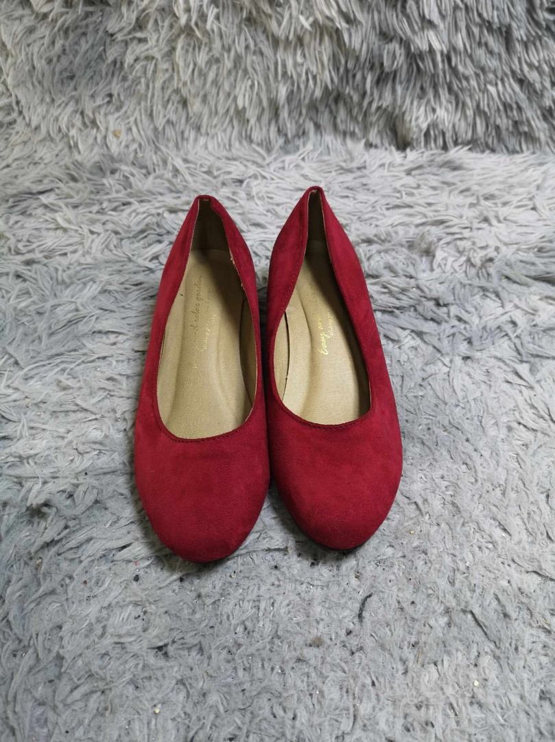 Rounded Toe Suede Red Leather Low Wedge (Category: Wedges) located in Santa Cruz. Submitted by jmy_surplus.2 (Listing ID 1337474423, Image 1). Description: Size ; 23cm Color ; Red Type ; Wedge Brand ; No brand Material ; Leather Style ; Red Low Wedge LR - 5 JMY 4.