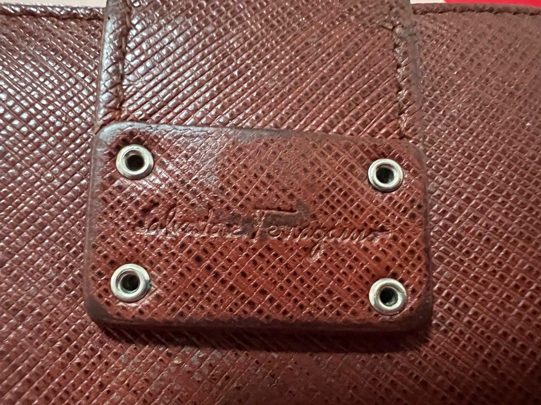 Salvatore Ferragamo bifold wallet (Category: Luxury Bags & Wallets) located in Indang. Submitted by lornacmtl (Listing ID 1337461989, Image 2). Description: Authentic Salvatore Ferragamo bifold wallet with 8 card slots & bills, and coins, saffiano leather. Silver hardware. No major issues… Payment thru gcash & bank trans.