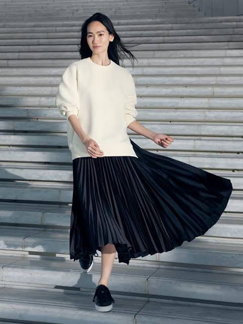 UNIQLO X THEORY PLEATED WRAP SKIRT• Uniqlo Assymetric wrap skirt•Uniqlo  pleated skirt•Pleated midi skirt•Satin pleated skirt•Silk pleated skirt•Rok 