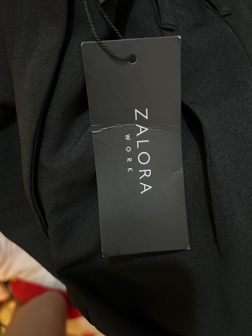 ZALORA BLACK NOTCH DETAILS SHORTS (Category: Shorts) located in Manila. Submitted by preloveditemsxox (Listing ID 1337580632, Image 3). Description: ZALORA BRAND NEW WITH TAG SMALL ON TAG QUALITY FABRIC TOO BIG FOR ME .