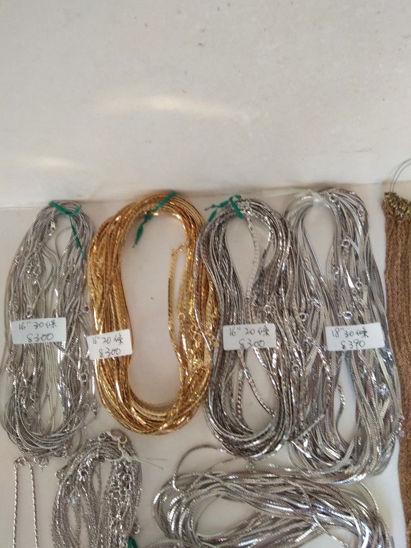 銅頸鏈清貨，每手價錢如照片顯示，兩手以上八折，多數量可商議，每一手加送一套A玉平安扣連頸鏈。no.A22.11.24, 女裝, 飾物及配件, 頸鍊-