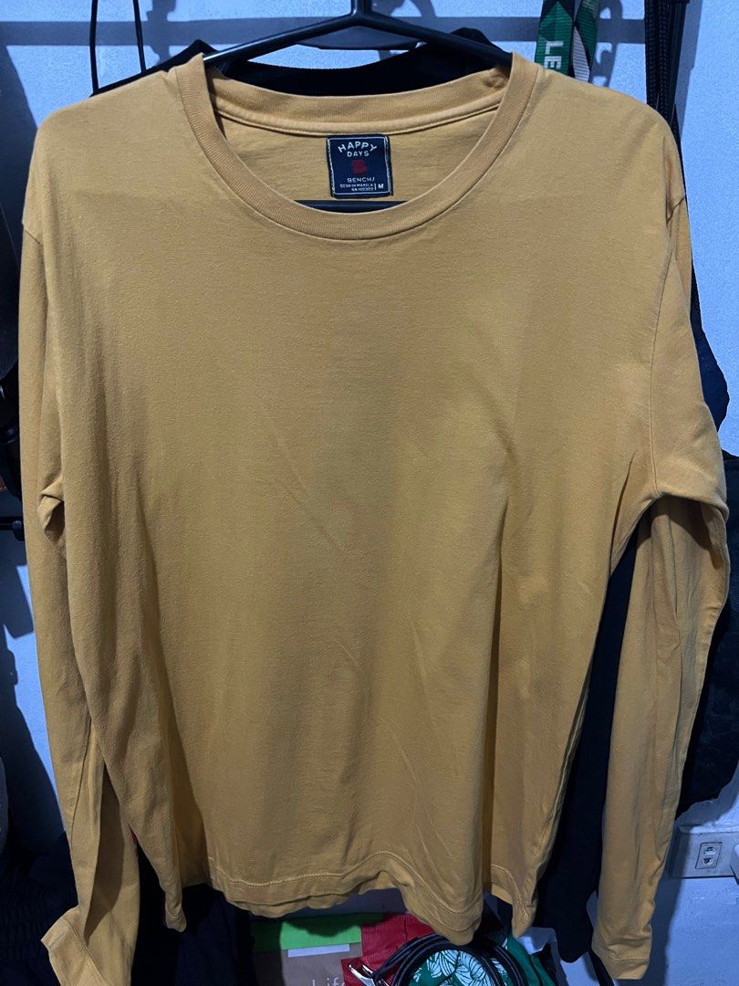 Bench Sweater - Medium (Category: Hoodies) located in Cabuyao City. Submitted by daredarx (Listing ID 1337702239, Image 1). Description: .