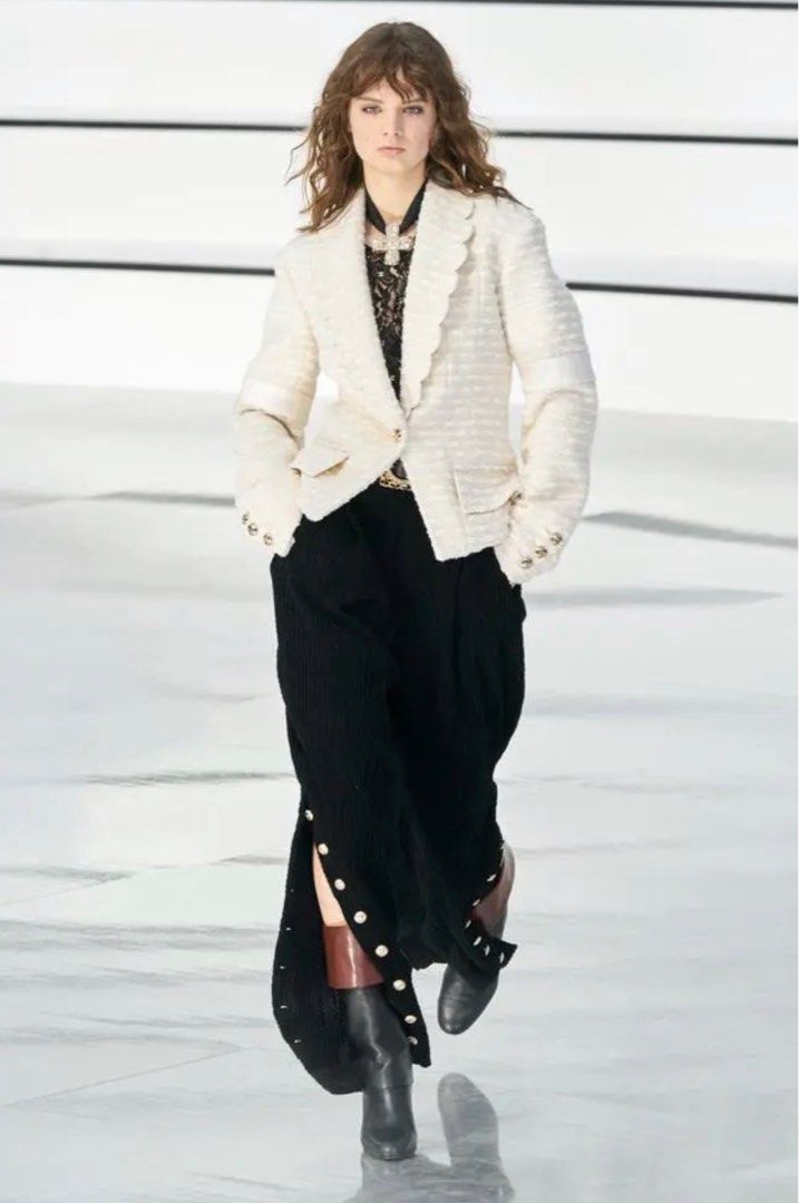💫Chanel FA-WI 2021 Runway Tweed Jacket (Category: Luxury Apparel) located in Manila. Submitted by yourdaily_obsessions (Listing ID 1337722245, Image 1). Description: Item: Chanel •Size 34 on tag, S-M •Measurements: Width 16” Length 22.5” Shoulder 16.5” Sleeve Length 23” •Searchable code: P65277V60987 •2021 model •w/ shoulder pads, working pockets 📌missing one button sa front but I already provided a pin:) see deets to see how it looks. - 🫧Note