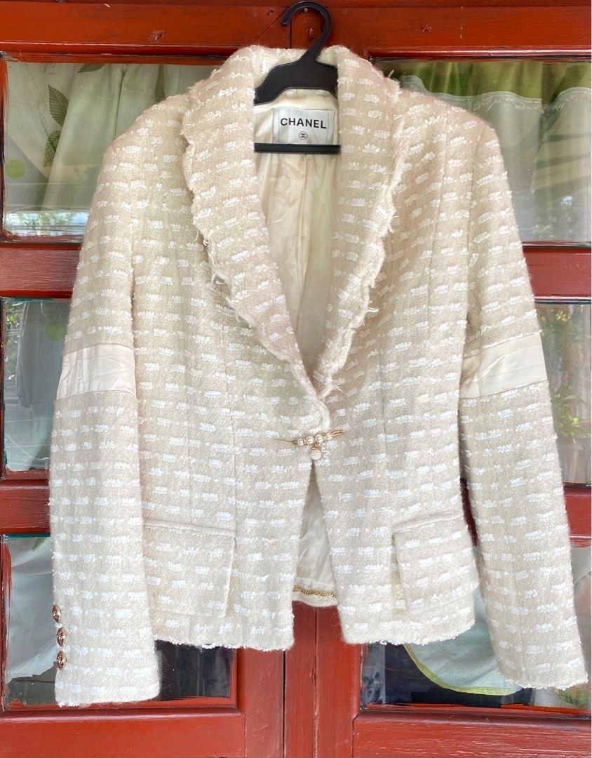 💫Chanel FA-WI 2021 Runway Tweed Jacket (Category: Luxury Apparel) located in Manila. Submitted by yourdaily_obsessions (Listing ID 1337722245, Image 2). Description: Item: Chanel •Size 34 on tag, S-M •Measurements: Width 16” Length 22.5” Shoulder 16.5” Sleeve Length 23” •Searchable code: P65277V60987 •2021 model •w/ shoulder pads, working pockets 📌missing one button sa front but I already provided a pin:) see deets to see how it looks. - 🫧Note