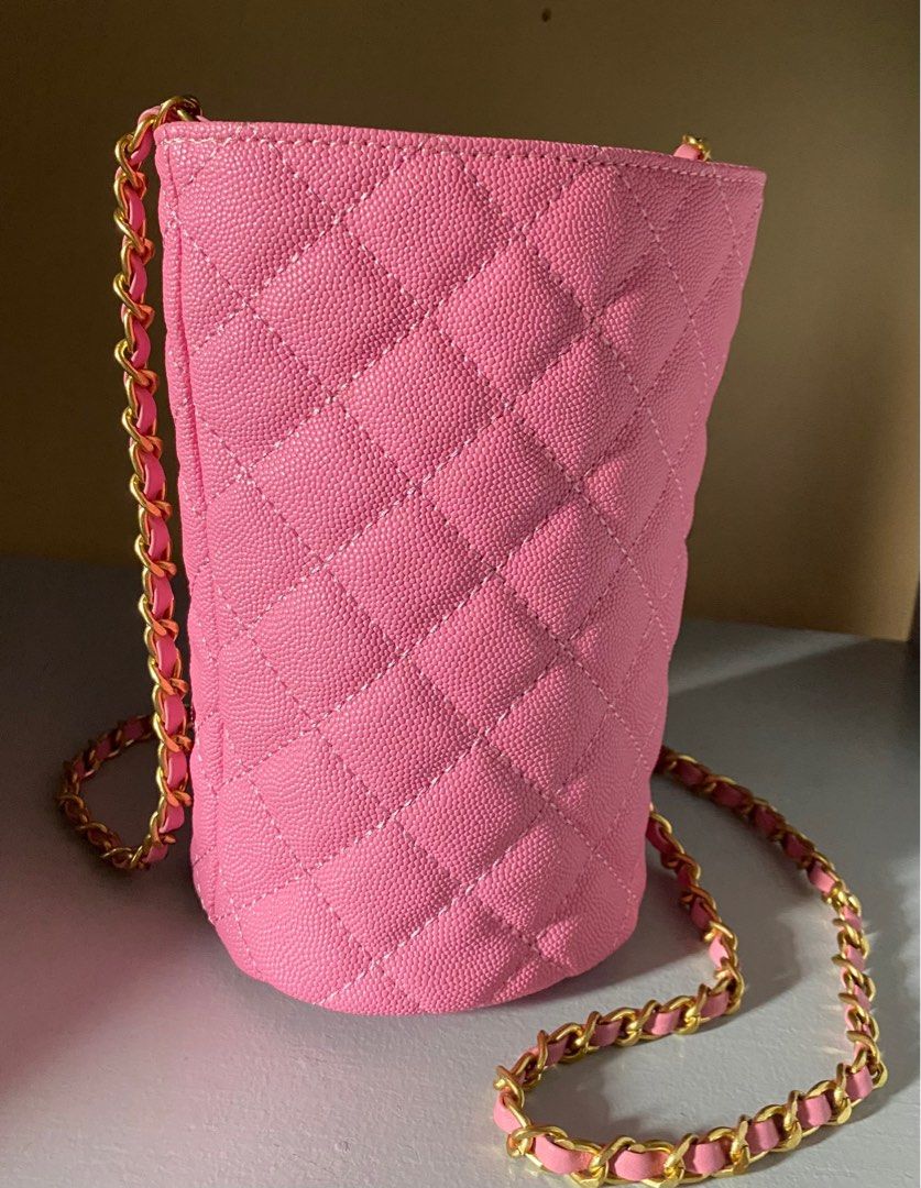 Crossbody bag cellphone sling (Category: Luxury Bags & Wallets) located in Floridablanca. Submitted by aboutbags14 (Listing ID 1337693667, Image 3). Description: No flaws. Chanel .