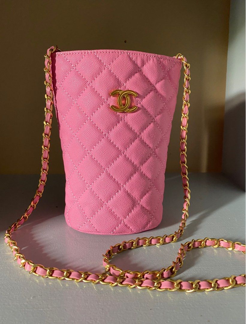 Crossbody bag cellphone sling (Category: Luxury Bags & Wallets) located in Floridablanca. Submitted by aboutbags14 (Listing ID 1337693667, Image 1). Description: No flaws. Chanel .