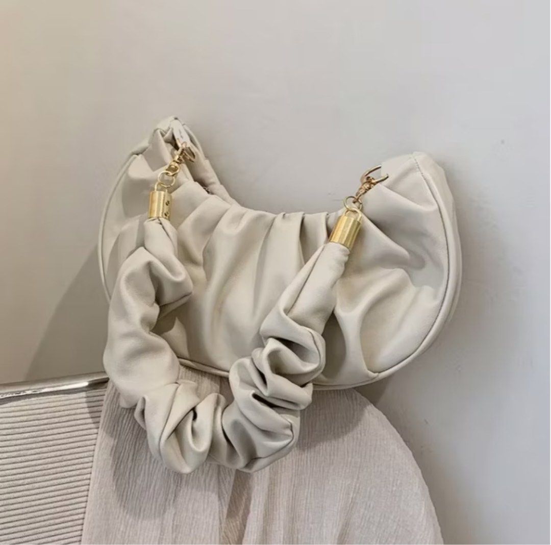 Dumpling bag (Category: Shoulder Bags) located in Pasir Mas. Submitted by luvysya (Listing ID 1337631237, Image 1). Description: .