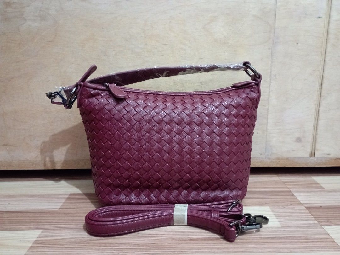 HK Sling Bag (Category: Cross-body Bags) located in Apalit. Submitted by michdbi_ch (Listing ID 1337694026, Image 2). Description: .