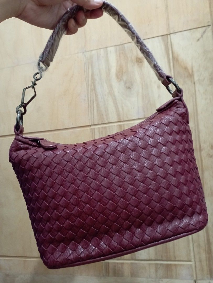 HK Sling Bag (Category: Cross-body Bags) located in Apalit. Submitted by michdbi_ch (Listing ID 1337694026, Image 1). Description: .