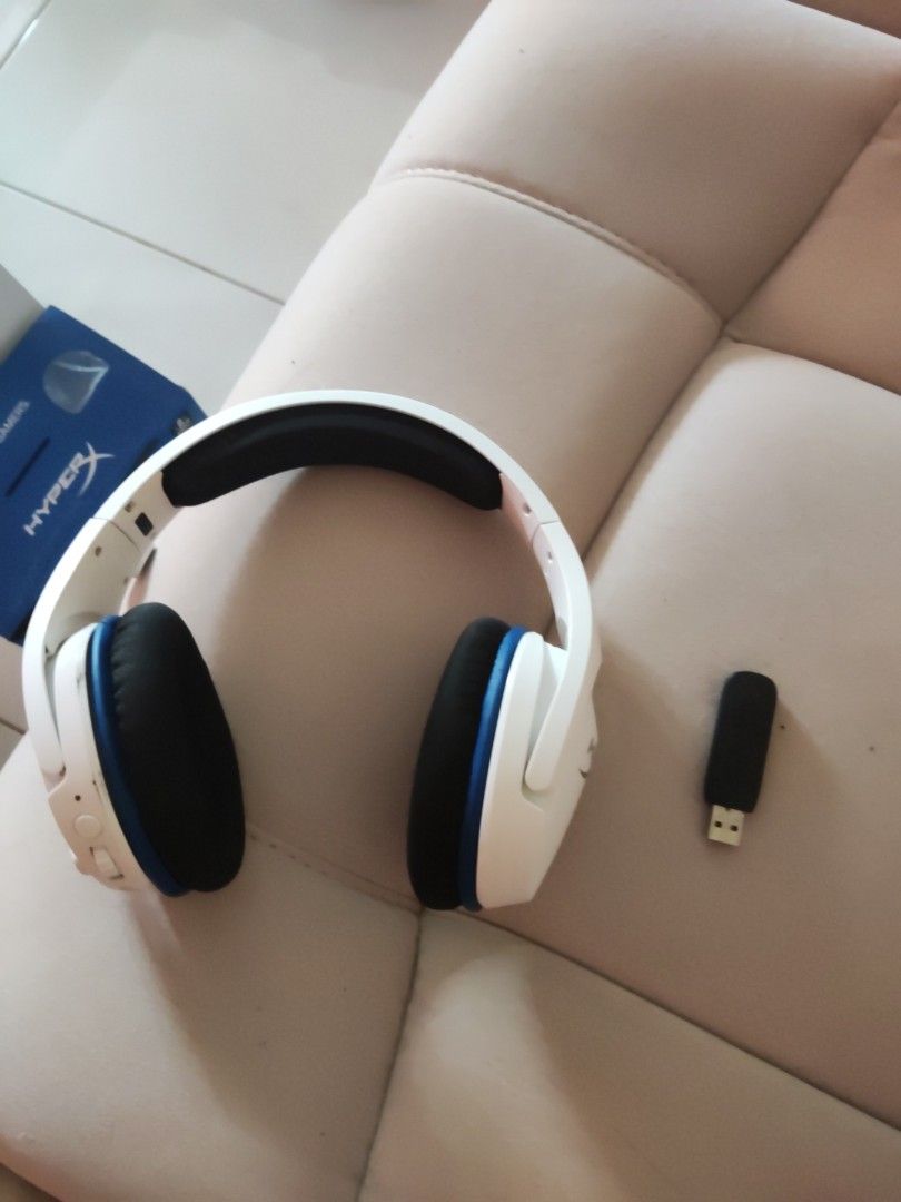 HyperX Cloud Stinger Core Wireless (Category: Headphones & Headsets) located in Singapore. Submitted by cakenice (Listing ID 1337614404, Image 2). Description: Use for a year, want to sell it now still in good condition.